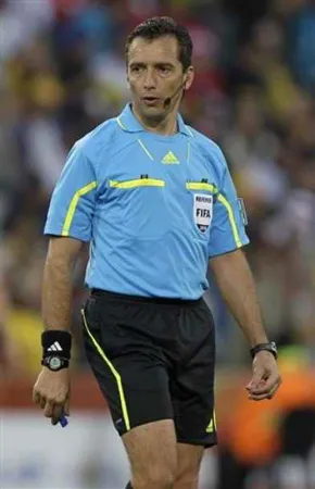 Sử dụng phương tiện kỹ thuật hỗ trợ trọng tài khi điều khiển trận đấu: Nên hay không? ảnh 1