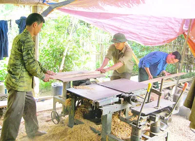 Xưởng mộc ở trạm biên phòng Cò Phạt (xã Môn Sơn, huyện Con Cuông, tỉnh Nghệ An) cưa gỗ làm nhà cho dân.