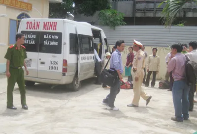 Gia Lai: Xe khách tông CSGT đang làm nhiệm vụ