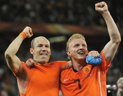 Arjen Robben (trái) và Dirk Kuyt sau trận Hà Lan thắng Uruguay 3-2.