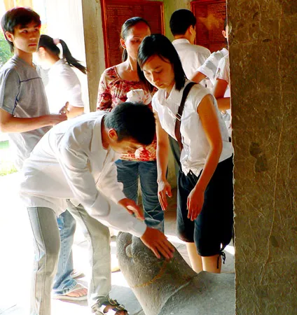 Xoa đầu rùa - Hành vi xâm hại di sản