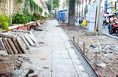 Vỉa hè mới lót gạch đã bị đào xới