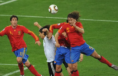 Pha đánh đánh đầu dũng mãnh của Carles Puyol ghi bàn thắng duy nhất của trận đấu