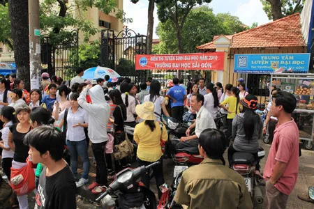 Rất đông phụ huynh, người thân thí sinh đứng chờ đó thí sinh trước Trường Đại học Sài Gòn. Ảnh: TRẦN THANH