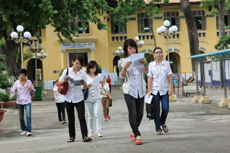 Kết thúc buổi thi sáng 9-7: Đề văn khó kiếm điểm