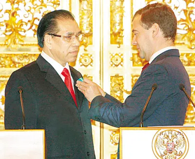 Tổng thống Nga Dmitry Medvedev gắn Huy chương Puskin tặng Tổng Bí thư Nông Đức Mạnh. Ảnh: TTXVN