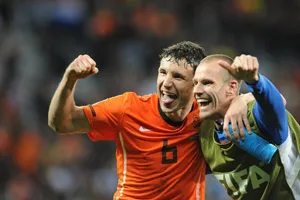 Van Bommel (trái) mừng chiến thắng cùng đồng đội Andre Ooijer .