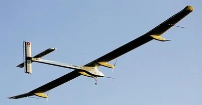 Máy bay hoạt động nhờ...  nắng