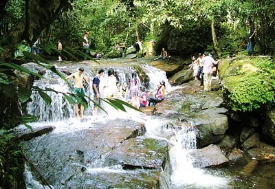 Du khách tắm Suối Tranh.