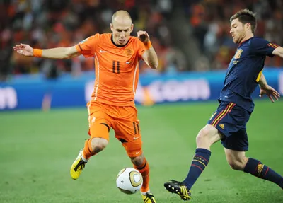 Robben (số 11) đi bóng trước Alonso của Tây Ban Nha.