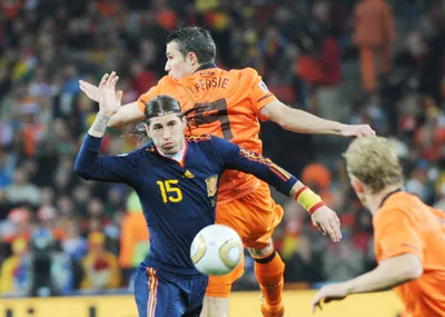 Ramos (số 15) trong pha tranh chấp bóng bổng với van Persie của Hà Lan.
