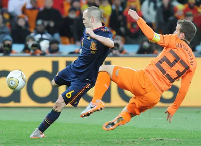 Andres Iniesta (trái) tung cú sút ghi bàn thắng vào lưới Hà Lan.