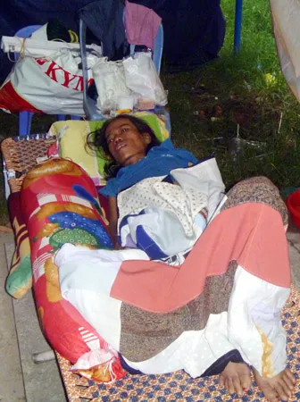 Cô gái nghèo bệnh nặng nằm liệt ở nghĩa trang