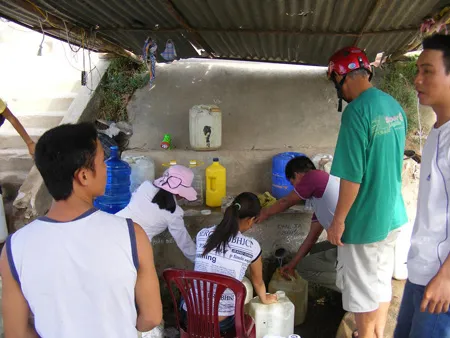 Vẫn phải xếp hàng đợi nước