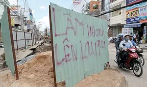 Bên trong lô cốt...