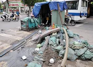 Cảnh nhếch nhác che chắn tạm bợ tại một điểm thi công trên đường Sư Vạn Hạnh, quận 5. Lô cốt trên đường Trần Quang Diệu chiếm toàn bộ lòng đường, rào chắn sơ sài, có thể gây nguy hiểm cho người đi đường và trẻ em bất cứ lúc nào. Nếu lạc tay lái, người đi đường dễ gặp nguy hiểm với những cây thép này.