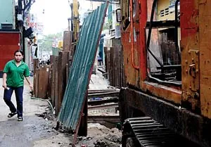 Lô cốt trên đường Trần Quang Diệu chiếm toàn bộ lòng đường, rào chắn sơ sài, có thể gây nguy hiểm cho người đi đường và trẻ em bất cứ lúc nào.