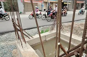 Nếu lạc tay lái, người đi đường dễ gặp nguy hiểm với những cây thép này.