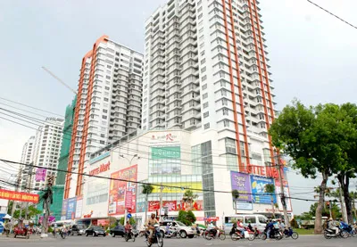 Các cao ốc và trung tâm thương mại tại quận 11. Ảnh: Cao Thăng