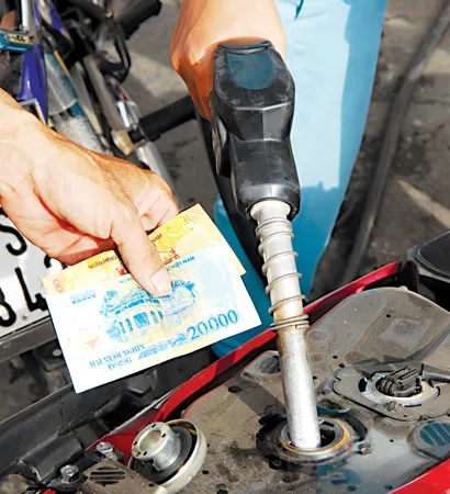 Giá xăng, dầu tăng cấp tốc, giảm ầu ơ