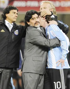 Thua 0-4, ký tiếp 4 năm?