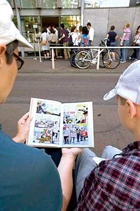 Độc giả theo dõi cuốn truyện tranh.