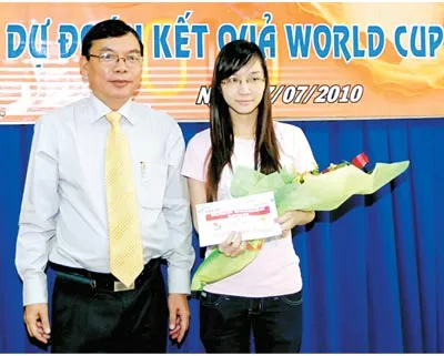 Phó Tổng Biên tập Báo SGGP Lê Tiền Tuyến trao giải nhất cuộc thi cho bạn đọc Phùng San San. Ảnh: Đức Trí