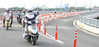 Lắp con lươn tại khúc cua “tử thần” cầu Thủ Thiêm