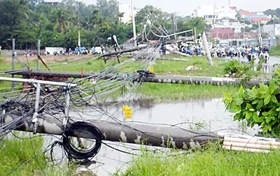 TPHCM: Đổ hàng loạt trụ điện do mưa lớn