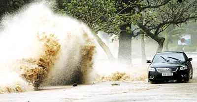 Sóng lớn đánh vào bờ biển quận Đồ Sơn, Hải Phòng.