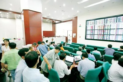 Thị trường hiện nay, một nhóm NĐT cá nhân bỏ tiền ra đã có thể tác động đến giá CP. Ảnh: LÃ ANH