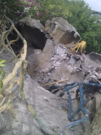 Thanh Hóa:  Động nhân tạo sập, 5 du khách thoát chết