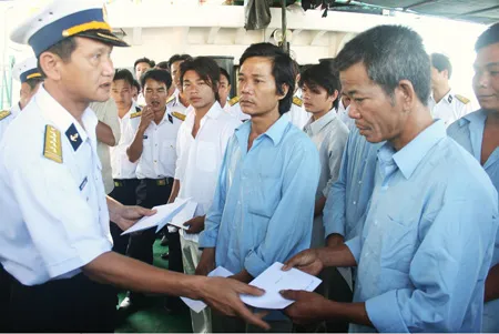 Đã đưa 14 ngư dân thoát chết trên biển Hoàng Sa về đất liền