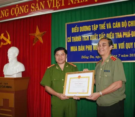 Trung trướng Nguyễn Đức Nhanh- Giám đốc Công an Hà Nội trao bằng khen cho các cán bộ, chiến sỹ công an Đống Đa