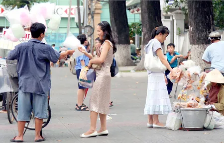 Chung tay xây dựng văn minh đô thị - Trật tự lòng lề đường chưa thông