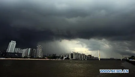 Bão Chanthu hoành hành Trung Quốc