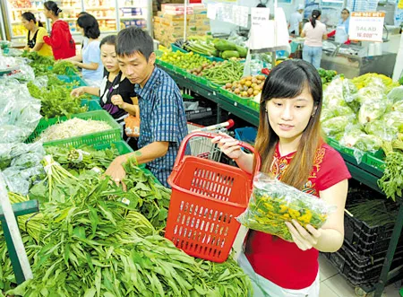 Nhiều mặt hàng thiết yếu đã giảm giá tại Co.opMart trong chương trình bình ổn giá. Ảnh: ĐỨC TRÍ