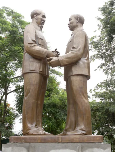 Tượng Bác Hồ - Bác Tôn đã đến Công viên Thống Nhất (Hà Nội)