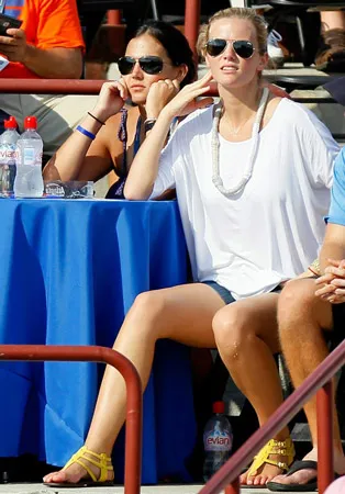 Brooklyn Decker (vợ của Roddick) và Stacey Gardner (vợ của Mardy Fish) đang căng mắt xem Roddick thi đấu dưới trời nắng nóng.