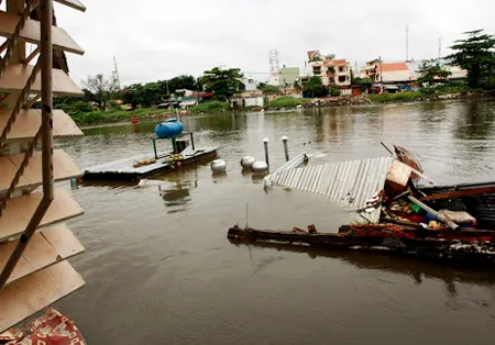 Một phần quán Phong Cua đã trôi ra sông.
