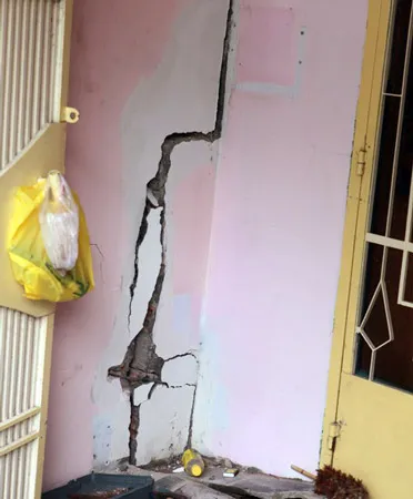 Nhiều nhà xuất hiện các vết nứt lớn, có nguy cơ bị sập và trôi ra sông.