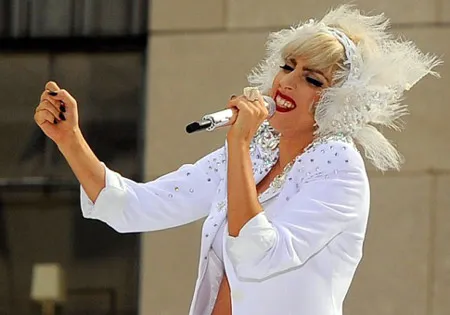 Cô ca sĩ Lady Gaga 24 tuổi nổi tiếng với những kiểu trang phục kỳ dị