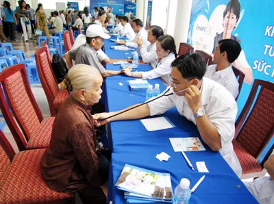 Hơn 1.500 người trung niên và cao tuổi được đo và tư vấn miễn phí về tim mạch