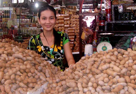Me Thái được để vào rọ bán tại vựa trái cây ở bến Ninh Kiều (Cần Thơ). Ảnh: Đ.TUYỂN