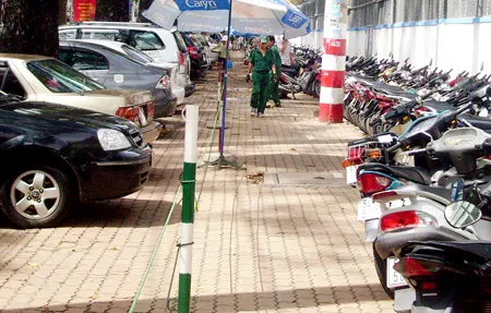 Chiếm dụng vỉa hè, lòng đường: Từ mượn tạm đến... được cấp phép