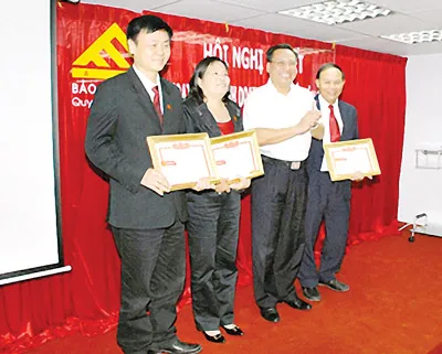 Ông Lê Toàn, Ủy viên HĐQT Bảo hiểm AAA khen thưởng cho các Chi nhánh xuất sắc