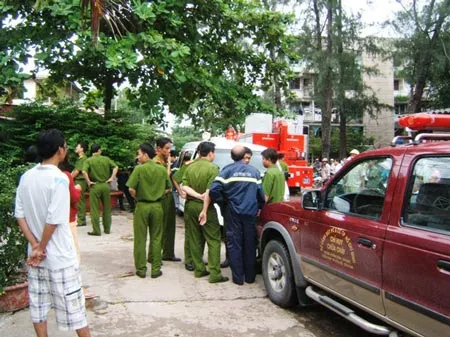 Lực lượng cứu hổ triển khai trực vớt tài sản của người dân dưới sông.
