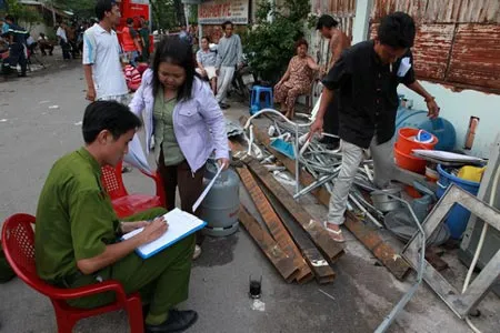 Chính quyền địa phương lập biên bản bàn giao tài sản trục vớt cho người dân. Ảanh: Trần Thanh