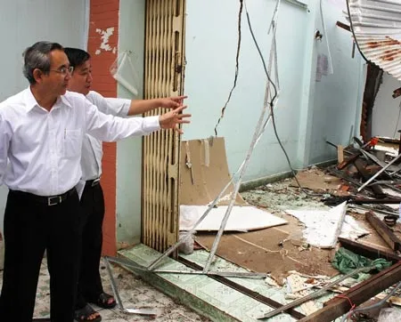 Sạt lở kênh Thanh Đa: Di dời dân khỏi khu vực nguy hiểm