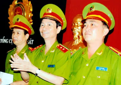 Trung tá Bùi Bé Năm (bên phải), Trưởng phòng Cảnh sát điều tra tội phạm về trật tự xã hội CA An Giang trong buổi lễ tuyên dương. Ảnh: THÁI BẰNG